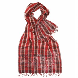 Rotes Wolltuch mit Blumenstickerei