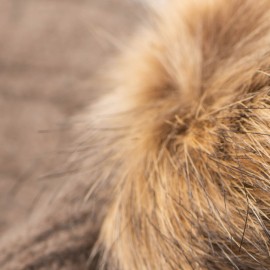 Taupegraue M&uuml;tze aus Kaschmir mit Pompon