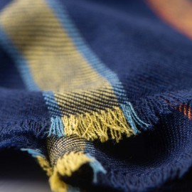 Marineblauer Kaschmirschal mit farbigen Streifen