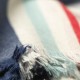 Übergroßer Schal in Weiß mit blauen und roten Streifen