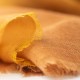 Karierter Kaschmir-Schal in Currygelb und Beige