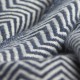 Kaschmir/Woll-Tuch mit Zick-Zack-Muster in Marineblau und Cremeweiß