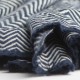 Kaschmir/Woll-Tuch mit Zick-Zack-Muster in Marineblau und Cremeweiß
