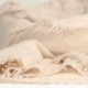 Gestricktes Kaschmir-Tuch in Naturbeige