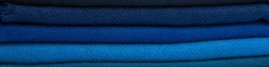 Blaue Tücher und Schals